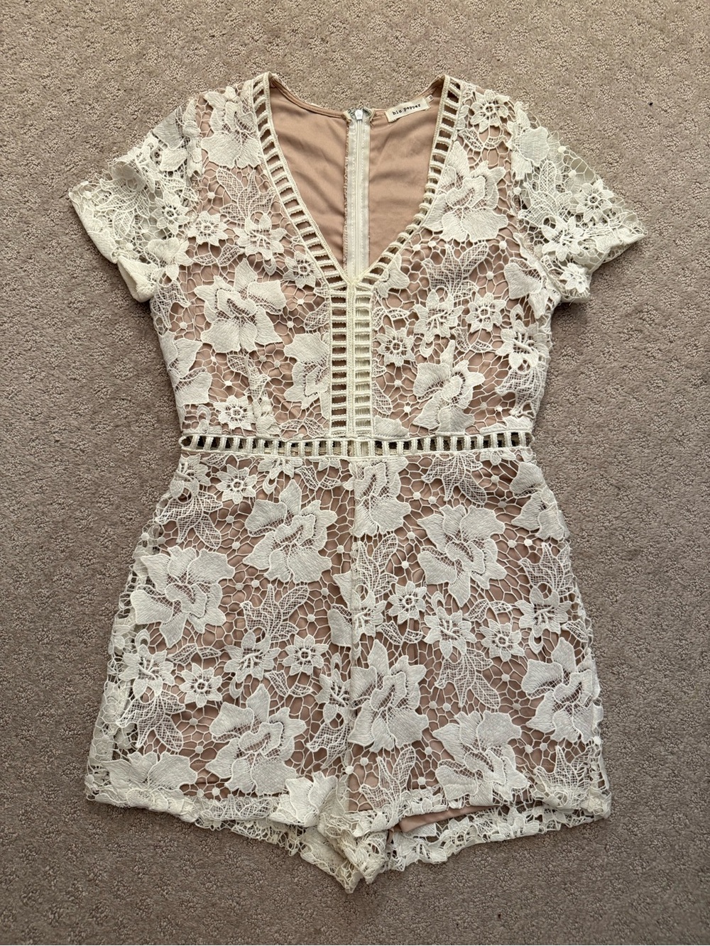 Blu Pepper White Floral Lace V-Neck Romper Nude Lined Bridal Floral Appliqué S